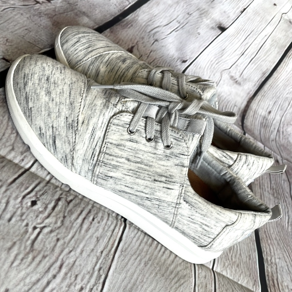 Toms sneakers size 8